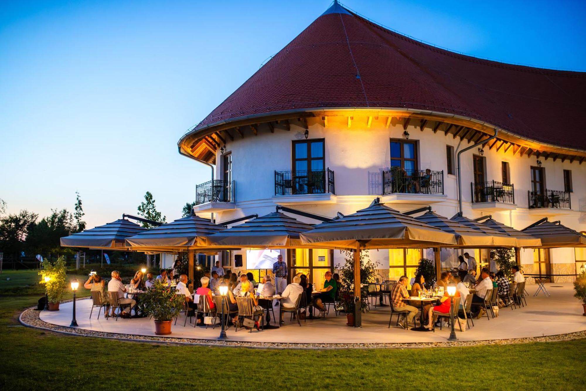 Hungarikum Hotel Lakitelek Exterior photo